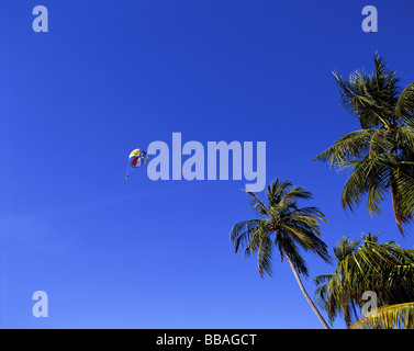 Il parasailing a Batu Ferringhi Beach in Penang, Malaysia Foto Stock