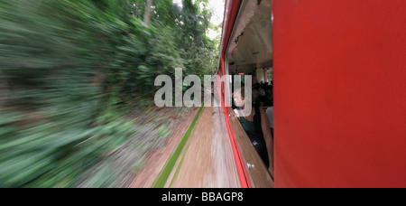 Ragazza guardando fuori della finestra del furnicular convoglio ferroviario che si arrampica monte Corcovado, Rio de Janeiro, Brasile Foto Stock