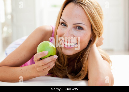 Giovane donna godendo di Apple Foto Stock