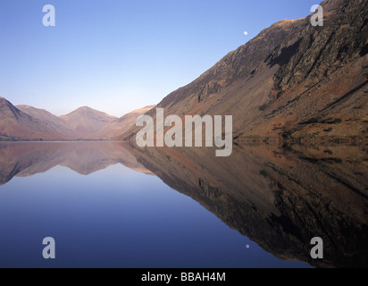 Testa Wasdale, grande timpano e la luna riflette perfettamente in Wast Water al crepuscolo. Parco Nazionale del Distretto dei Laghi, Cumbria, Inghilterra Foto Stock