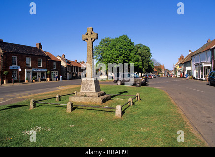 Sistemazione di negozi nel centro di North Norfolk villaggio di Burnham Market talvolta noto come Chelsea in riva al mare Foto Stock