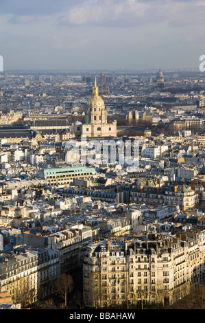 Vista sui tetti di Parigi dalla Torre Eiffel verso la cupola dorata dell'Hotel des Invalides e il Pantheon Foto Stock