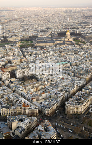 Vista sui tetti di Parigi dalla Torre Eiffel, guardando verso la cupola dorata dell'Hotel des Invalides Foto Stock