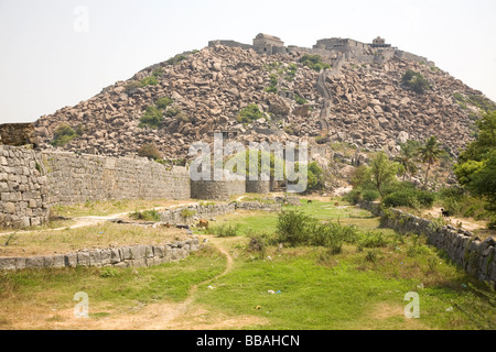 Le pareti e le difese del forte storico di Gingee in Tamil Nadu, India. Foto Stock