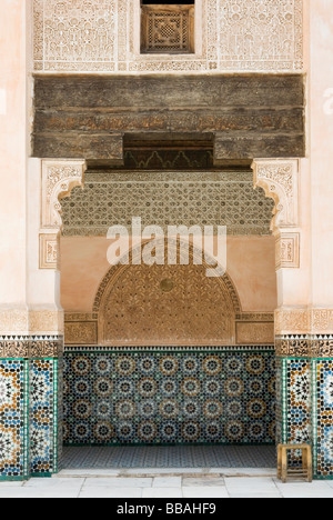 Dettagli architettonici al Ali ben Youssef Medersa Theological College (scuola coranica), il Maghreb, Marrakech, Marocco Foto Stock