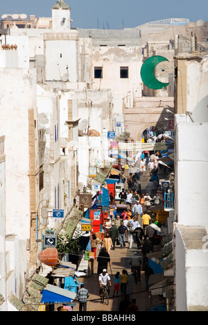 Guardando verso il basso sulle strette vie della famosa città bianca di Essaouira, Marocco Foto Stock