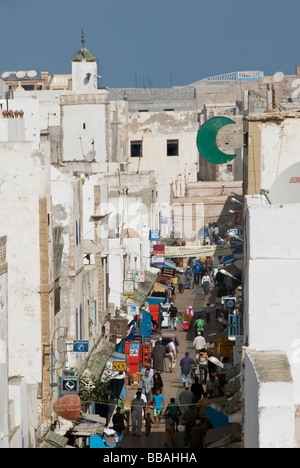 Guardando verso il basso sulle strette vie della famosa città bianca di Essaouira, Marocco Foto Stock