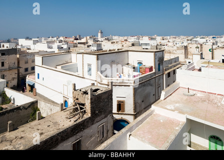 Guardando verso il basso sulle strette vie della famosa città bianca di Essaouira, Marocco Foto Stock