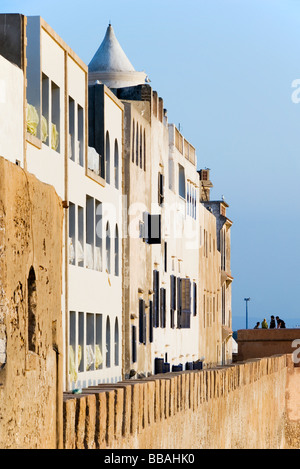 Edifici di appartamenti sulla sommità delle mura della città antica, Essaouira, Marocco, Africa del nord Foto Stock