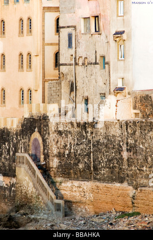 Edifici di appartamenti sulla sommità delle mura della città antica, Essaouira, Marocco, Africa del nord Foto Stock