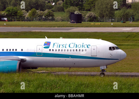 First Choice Airways Boeing 767 Aeromobili in rullaggio presso l'Aeroporto Internazionale di Birmingham, Inghilterra, Regno Unito Foto Stock