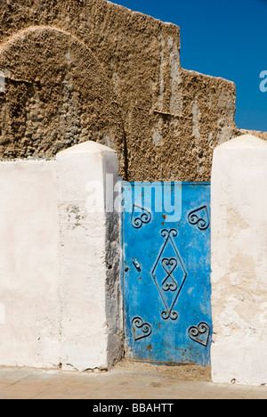 Decorate in blu cancello di ferro, la famosa città bianca di Essaouira, Marocco, Africa del nord Foto Stock