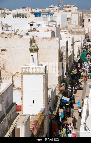 Guardando verso il basso sulle strette vie della famosa città bianca di Essaouira, Marocco Foto Stock