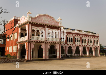 La grande facciata di Chennai Egmore stazione ferroviaria a Chennai, India. Foto Stock
