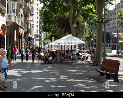 Alfresco cafe/ristorante sul 'Passeig de Gracia',Barcellona,Spagna. Foto Stock