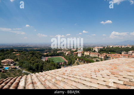 Vista di Grottaferrata su tetto pantiled verso Roma in lontananza i Colli Albani, Lazio, Italia Foto Stock