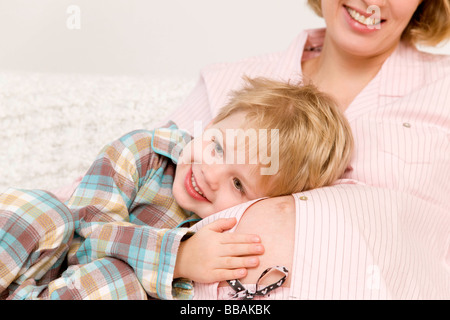 Donna incinta e ragazzo ridendo Foto Stock