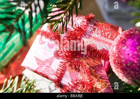 I regali di Natale sotto agli alberi Foto Stock