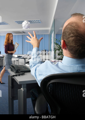 Lavoratore di ufficio gettando palla di carta Foto Stock