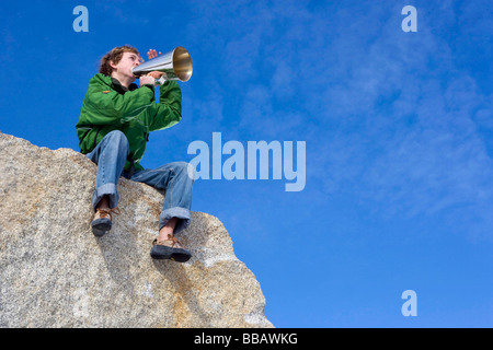 L'uomo grida attraverso il megafono Foto Stock