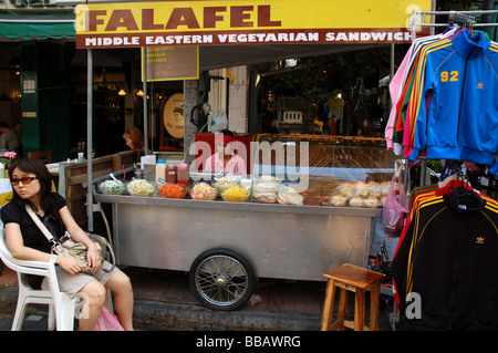 Falafel in stallo in Khao San Road, Bangkok, Thailandia Foto Stock