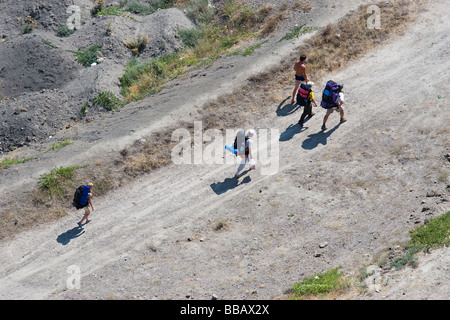 Gruppo di turisti con grossi sacchi a piedi lungo la strada polverosa vista aerea Foto Stock