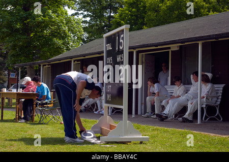 Tabelloni segnapunti giocatori e il Pavillion in un villaggio di partita di cricket Edenbridge Kent England Foto Stock