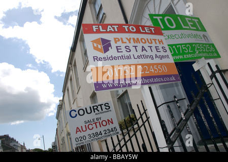 Appartamenti in affitto e segni di aste, Plymouth, Devon, Regno Unito Foto Stock