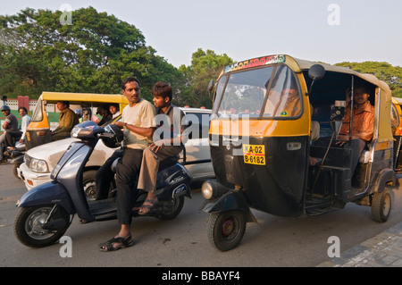 Il traffico di Bangalore MG area di strada Karnataka India Foto Stock