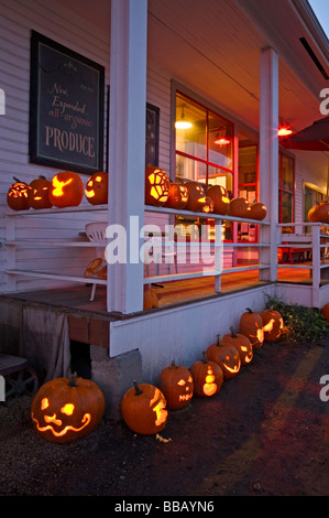 Vashon Island WA grande collezione di Jack O lanterne al tramonto sulla notte di Halloween sotto il portico del Roasterie cafe Foto Stock