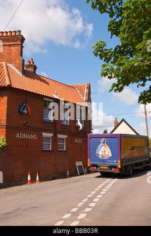 Il White Horse pub in Westleton,Suffolk,Uk con un Adnams autocarro parcheggiato all'esterno. Foto Stock