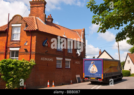 Il White Horse pub in Westleton,Suffolk,Uk con un Adnams autocarro parcheggiato all'esterno. Foto Stock