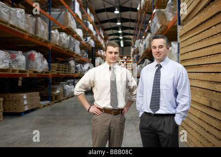 Due imprenditori in magazzino, ritratto Foto Stock