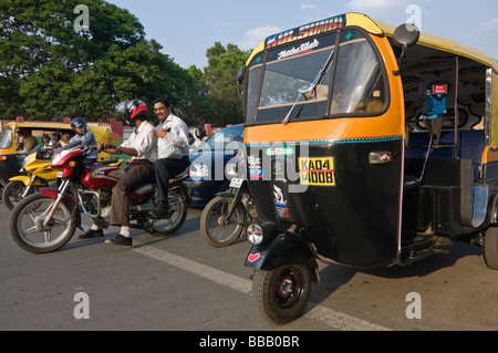 Il traffico di Bangalore MG area di strada Karnataka India Foto Stock