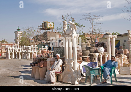 Il Cairo Egitto ceramica calco in gesso immagine figura al confine della città dei morti Qarafa Arafa Foto Stock