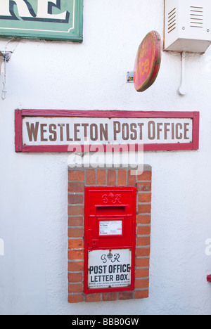 Il Royal Mail letter casella di posta al di fuori del Lincoln village store,il negozio locale e ufficio postale in Westleton,Suffolk, Regno Unito Foto Stock