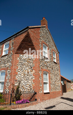 Regno Unito Inghilterra Norfolk Bacton Broomholm village La selce di fronte strada cottage tagliare l'angolo Foto Stock