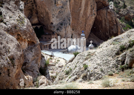 Convento di Santa Tecla costruito nella roccia a Maalula Siria Foto Stock