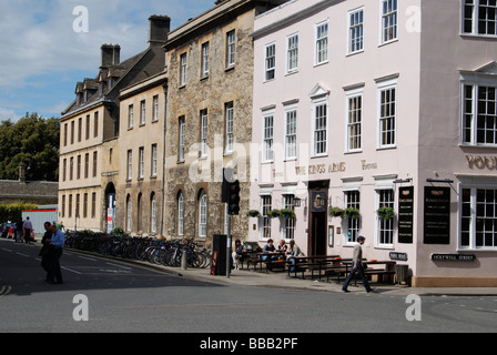La giunzione di Park Road e Holywell Street in Oxford con il distintivo Kings Arms public house su un angolo Foto Stock