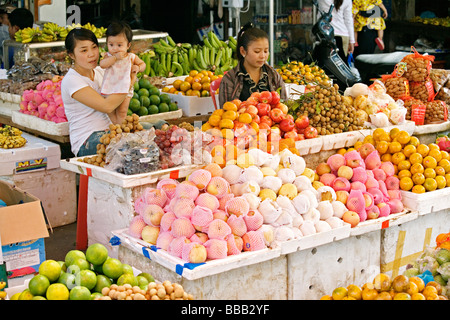 La donna la vendita di frutta e verdura al mercato Skuom sulla strada tra Phnom Penh e Siem Reap Foto Stock