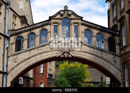 Il ponte di Hertford, Oxford, noto anche come il ponte dei sospiri si unisce il vecchio e il nuovo quadrangolari di Hertford College di Oxford Foto Stock