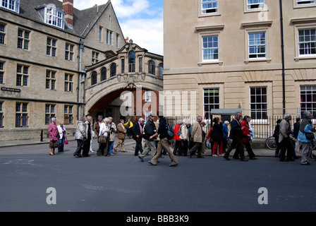 I turisti vicino a Hertford Bridge, Oxford, noto anche come il ponte dei sospiri si unisce il vecchio e il nuovo quadrangolari di Hertford College Foto Stock