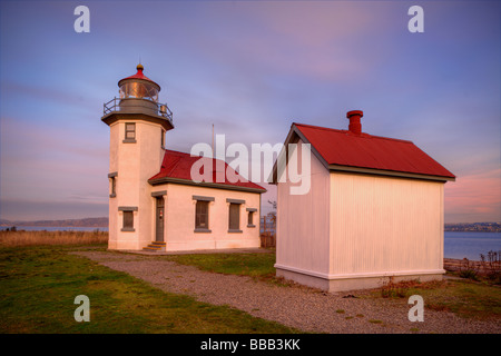 Vashon Island WA punto Robinson faro sul Puget Sound con tramonto Cielo colorato Foto Stock