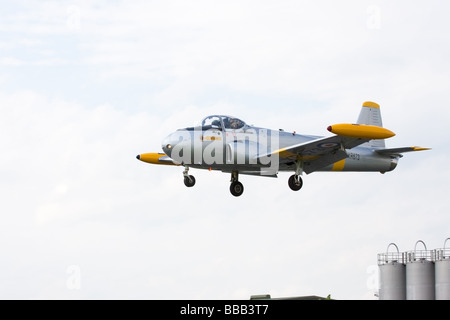 British Aerospace (Percival) P84 Jet Provost T4 XR763 G-BXLO in volo sulla rotta di avvicinamento a terra alla Aviosuperficie Sandtoft Foto Stock