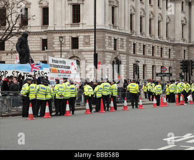 Policing del Tamil manifestanti dimostrando oltre i combattimenti in Sri Lanka al di fuori del Parlamento Londra England Regno Unito. Foto Stock