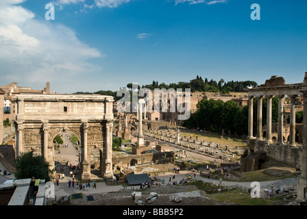 L'Arco di Settimio Severo, colonna di Phocas e Basilica Giulia guardando verso il Palintine nel Foro Romano Foto Stock