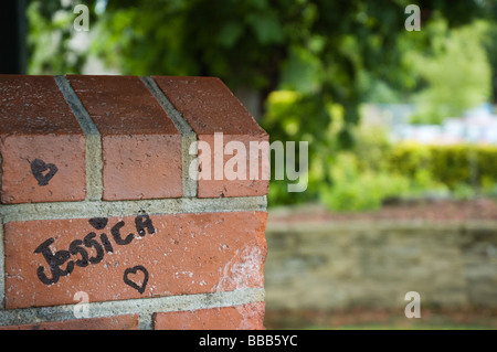 Graffiti su un muro di mattoni. Foto Stock