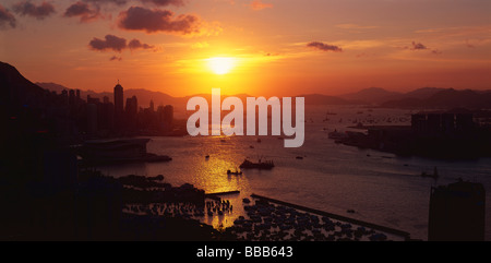 Tramonto sul porto di Victoria e di Hong Kong Foto Stock