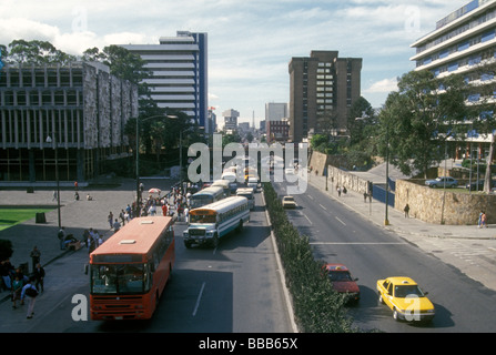 Gli autobus pubblici e altro traffico sulla Settima avenue o Septima Avenida a Città del Guatemala Foto Stock