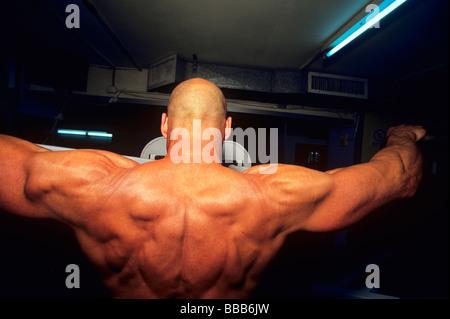 Body builder vigorosamente gli esercizi Foto Stock